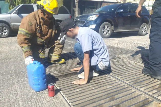 Queda persona atrapada entre barras metálicas de una reja