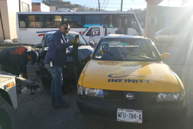 Corta circulación conductor de taxi y provoca fuerte choque