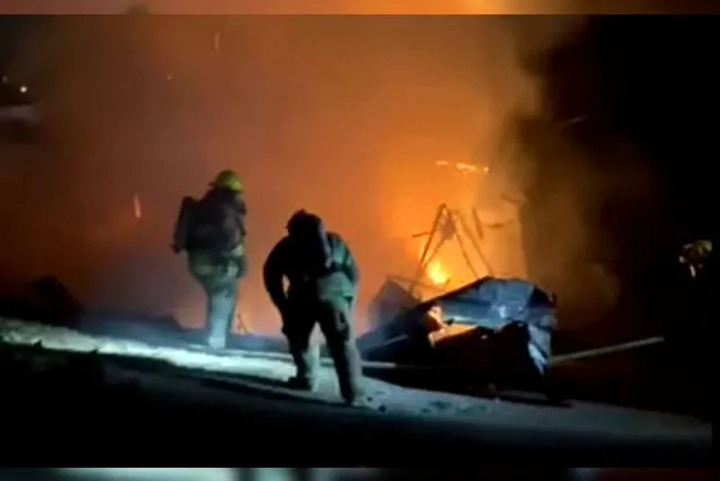 Arde en llamas vivienda; adulto mayor pierde todo