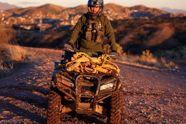 Colabora el Departamento de Policía de Nogales, Arizona con detención de migrantes