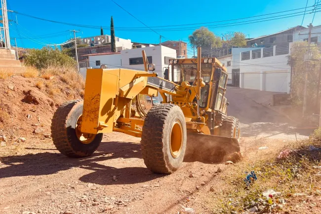 Raspan y nivelan calles en varias colonias citadinas