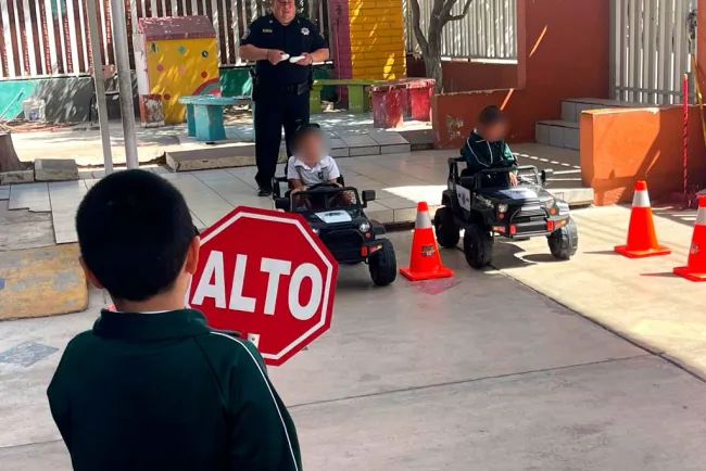Llevan a estudiantes la educación vial