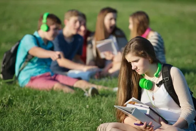 Las adolescentes se sienten más solas que los niños: OMS