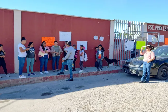 Exigen destitución de directora de primaria