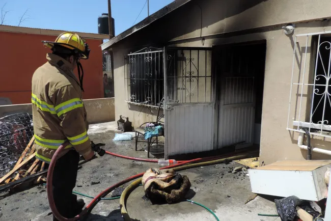 Arrasa incendio con cuatro viviendas en La Mesa
