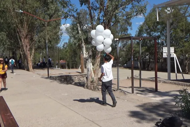 Despiden a Emiliano con globos blancos