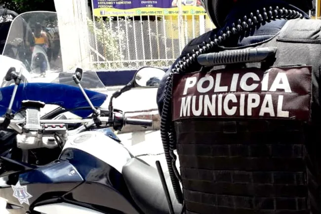 Despojan delincuentes a empleado de material y pegan a comercio