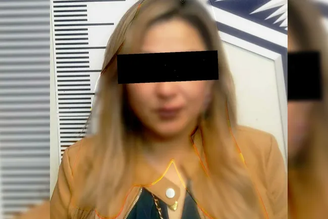 Detienen a conductora punible por chocar contra vehículo