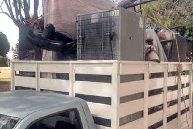 Llegan en camioneta y se llevan pertenencias en vivienda