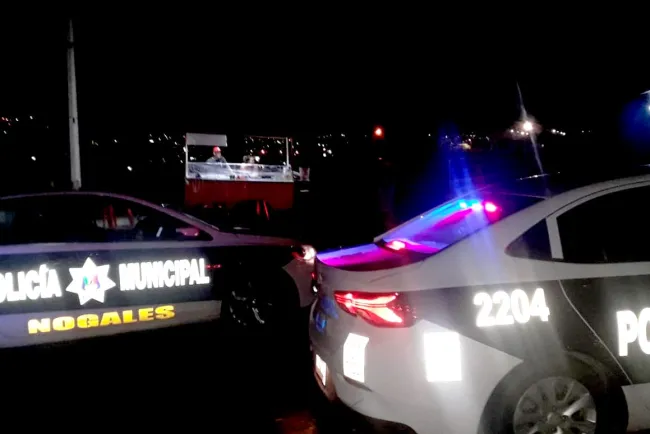 Despojan de vehículo y roban dinero a taxista; lo amagaron con un cuchillo