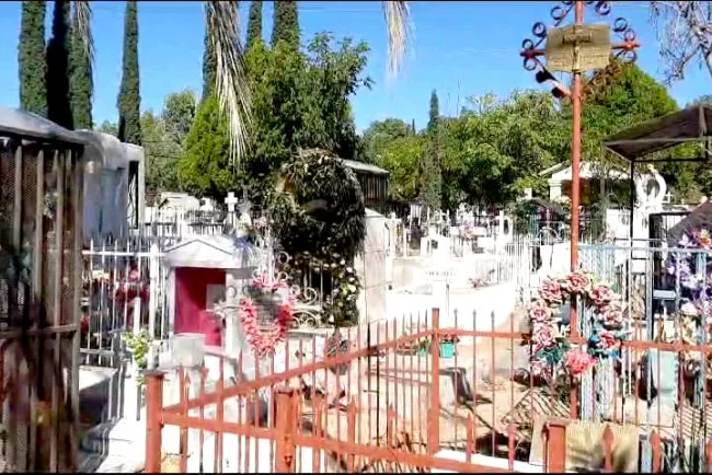 Hacen recorrido funcionarios en panteones de la ciudad