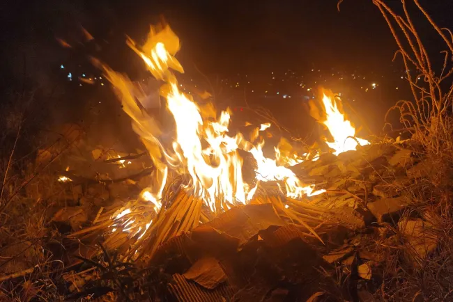 Atienden bomberos incendio de basurero clandestino