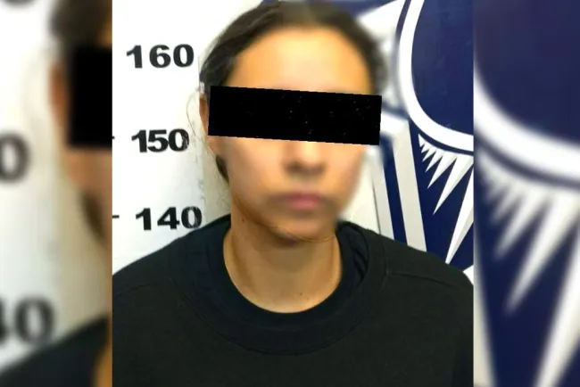 Arrestan a mujer por golpear y dañar vehículo de otra fémina