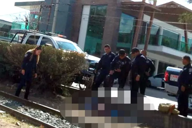 Intenta ganarle al tren y pierde una extremidad