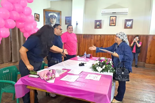 Apoyan bomberos a mujeres que luchan contra el cáncer