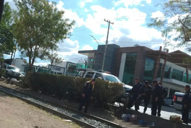 Confirman que mujer cayó de vagón del tren y estuvo a punto de perder un pie