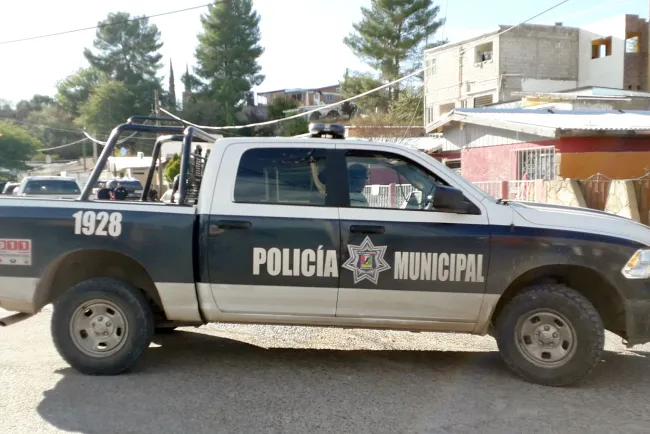 Impide mujer que primo se drogue y la agrede