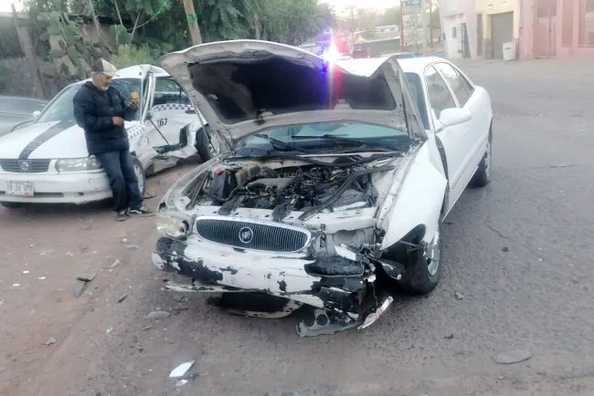 Quedan lesionados conductores en aparatoso choque