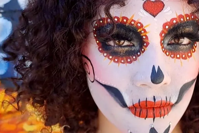 Reviven la muerte con La Catrina; utilizan elaborado maquillaje