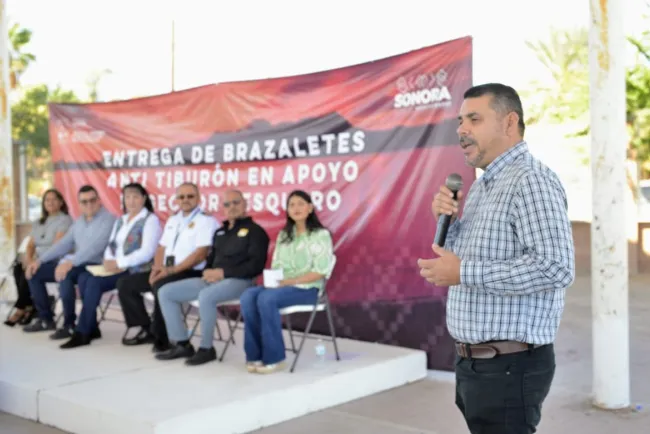 Reciben pescadores brazaletes anti tiburón