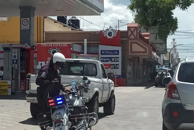 Saquean vehículo estacionado en la vía pública