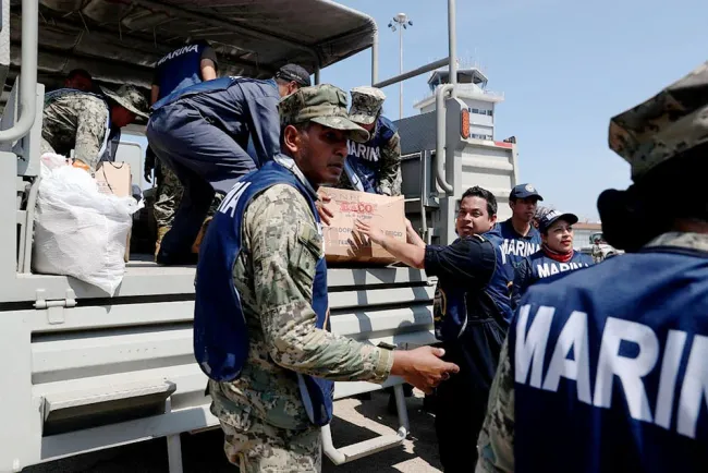 Lleva Ejército víveres a acapulqueños; reclaman más ayuda
