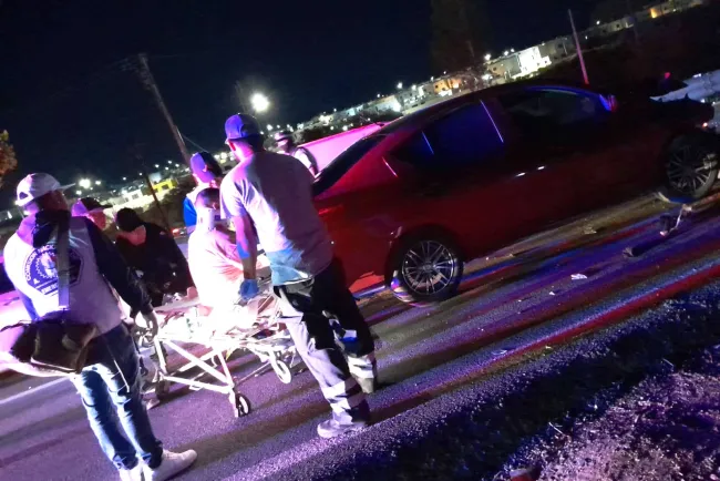 Resultan dos personas lesionadas en un choque múltiple en la carretera