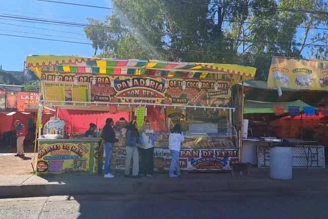 Ofrece panadería Don Fer rico y tradicional pan de muerto en la Feria del Hueso