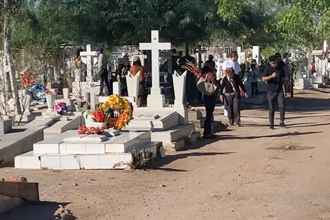 Visitan centenas de familias el Panteón Yáñez en Hermosillo