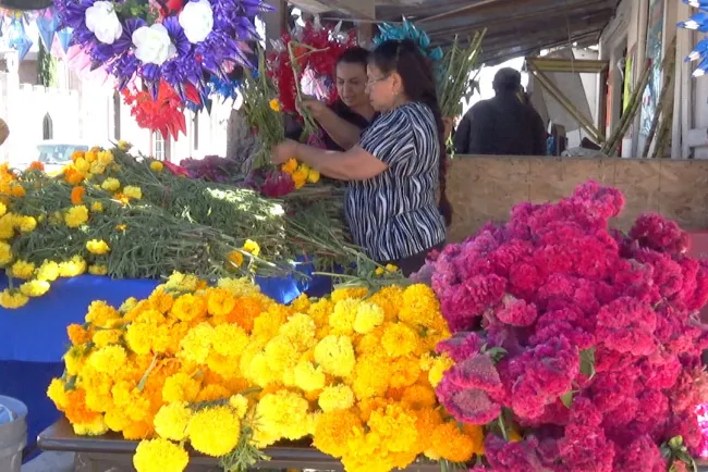 Dan vida a panteones en El Día de Muertos
