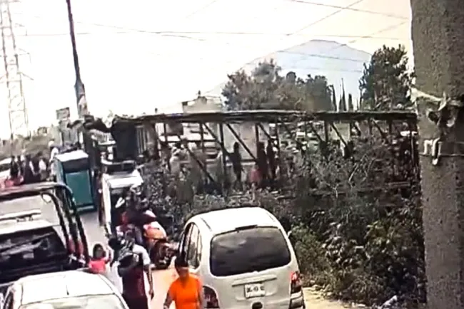 Captan en video caída de puente entre Neza y Chimalhuacán