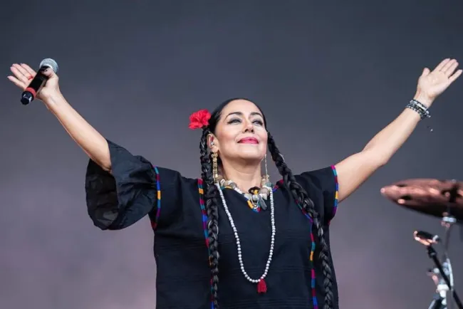 Lila Downs rinde homenaje a su esposo