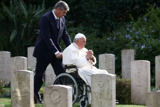 Está el papa Francisco "un poco resfriado", pero su actividad continúa