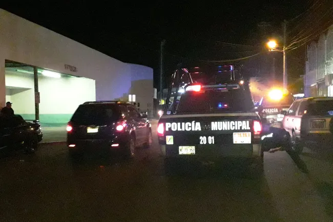 Sin ‘razón alguna’ balean a joven en su vivienda