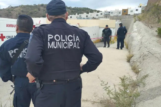 Investigan muerte de persona encontrada en el estacionamiento de empresa local