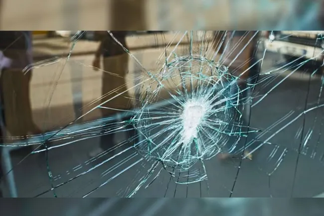 Ocasiona mujer daños a comercio con bate de beisból