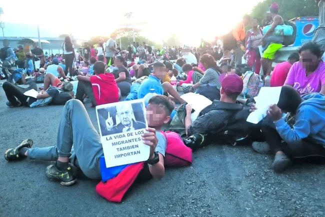 Mujer migrante de 80 años viaja en caravana hacia EU