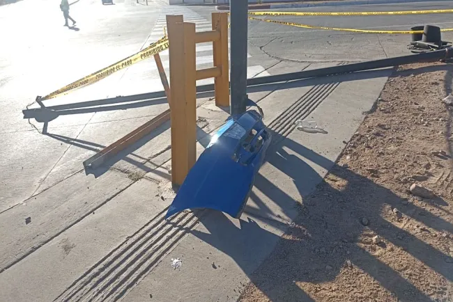 Resulta con lesiones graves conductor que derribó semáforo en periférico