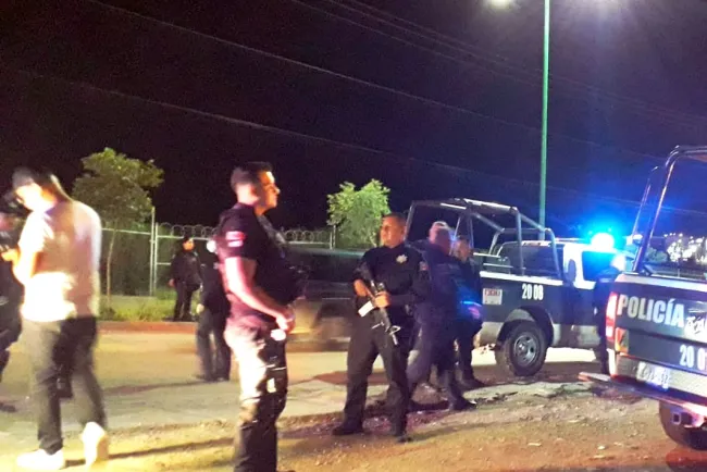 Con lesiones leves resulta conductor que chocó y volcó en el periférico Oriente