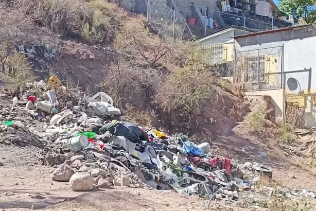Limpian basurero clandestino de la colonia Altamira