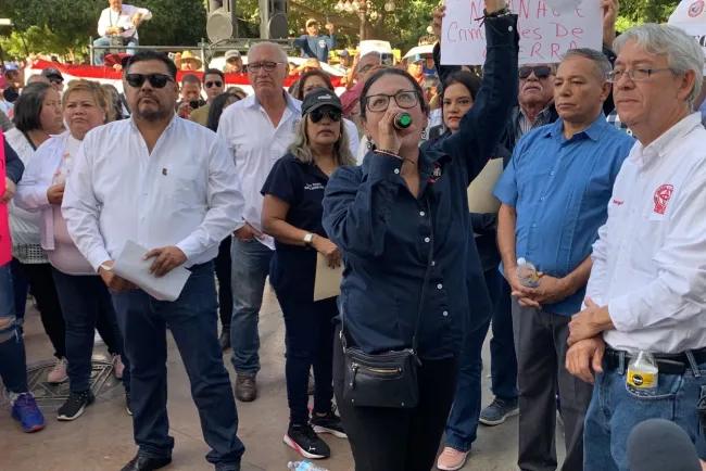 Se manifiestan organizaciones sindicales frente a palacio de gobierno