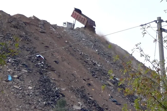 Denuncian vertedor de tierra, escombro y basura en colonia Colosio