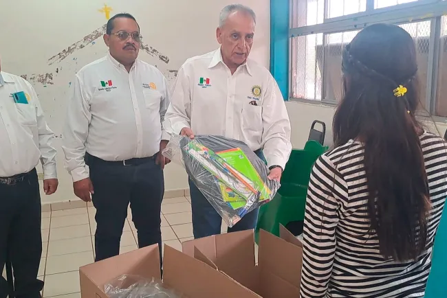 Hace Club Rotario Nogales Industrial entrega de mochilas en escuelas de esta frontera