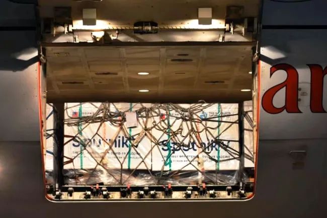 Llegan a México 600 mil dosis de Sputnik contra Covid-19