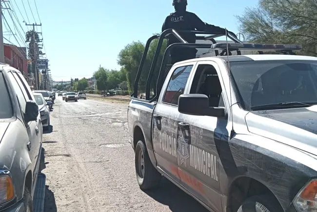 Le roban mientras mete mandado a su vivienda