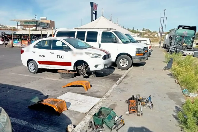 Detienen a mecánicos por trabajar en vía pública y derramar aceite en el suelo