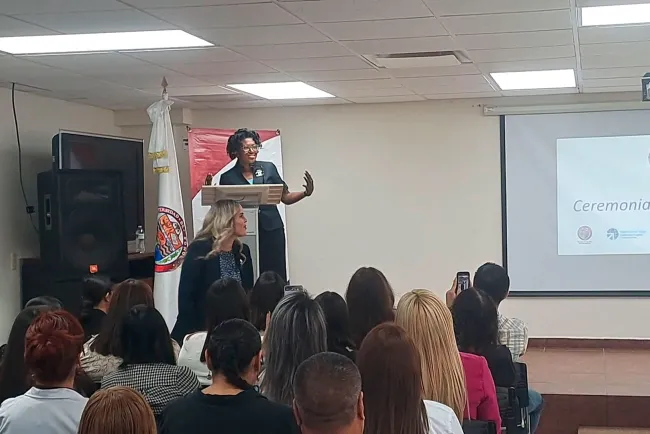 Egresan 50 mujeres del programa WEEL