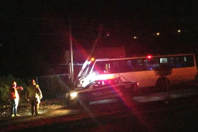 Derriba camión poste de la CFE en colonia San Miguel