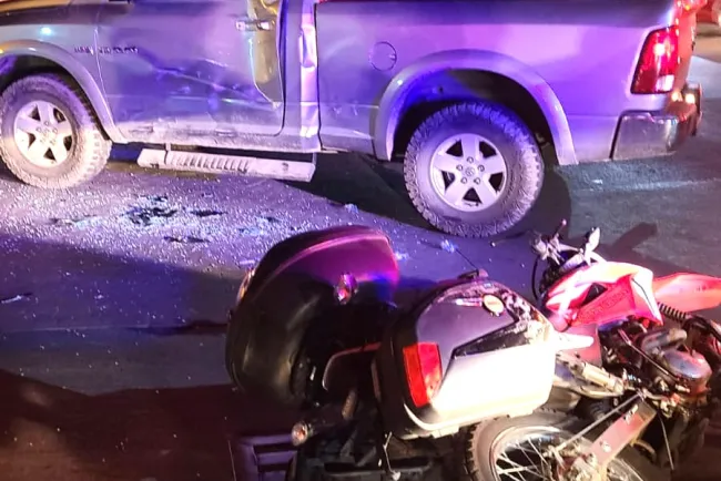 Ocasiona conductor impacto de socorrista en motocicleta