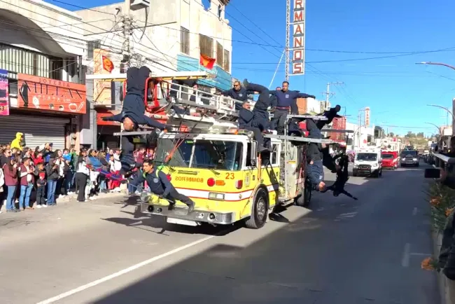 Desfilan por aniversario de la Revolución Mexicana
